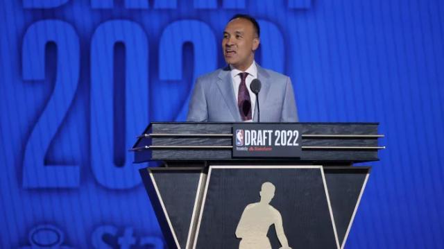 百家乐玩法-给勇士颁发冠军奖杯的副总裁，居然还有中国血统