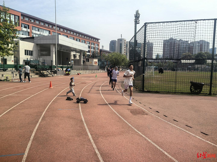 Baccarat-一座宝藏运动场的60年蜕变：从煤渣道到塑胶场，“免低开放”陪伴成都市民运动生活|青羊区体育中心|窦晓平|健身|成都市青羊区|四川省_新浪新闻